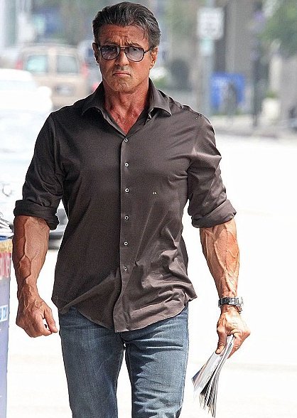 Sylvester Stallone yüzünün sol alt kısmı felçli doğmuştu ve bu yüzden yamuk ağızlıdır, konuşması da düzgün değildir.. New York'a geldiğinde kimse ona aktörlükte iş vermedi..O kadar fakirdi ki köpeğiyle otobüs terminalinde 3 hafta yattı..