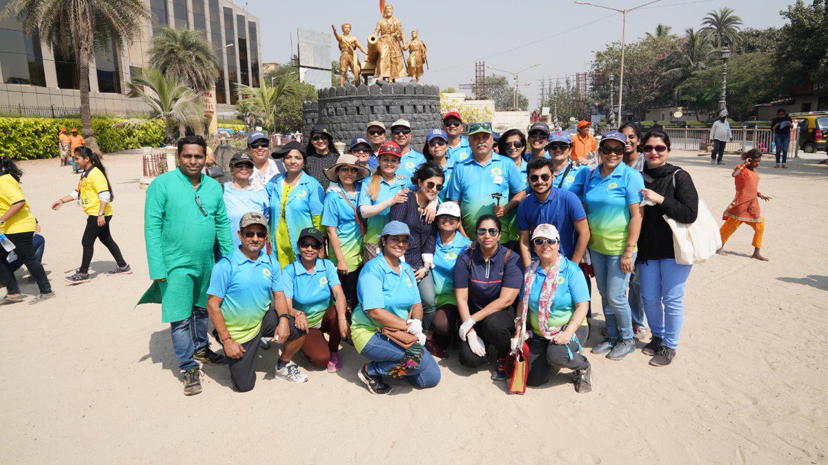 SaveTheBeach1's tweet photo. #Savethebeach movement has grown leaps and bounds over the last 8months. Over 14k+ volunteers, 90+ organisation including citizens groups along with the municipality join us to clean #JuhuBeach every weekend.
1st March witnessed over 1k people to spread awareness. https://t.co/PpDkxxnrEa