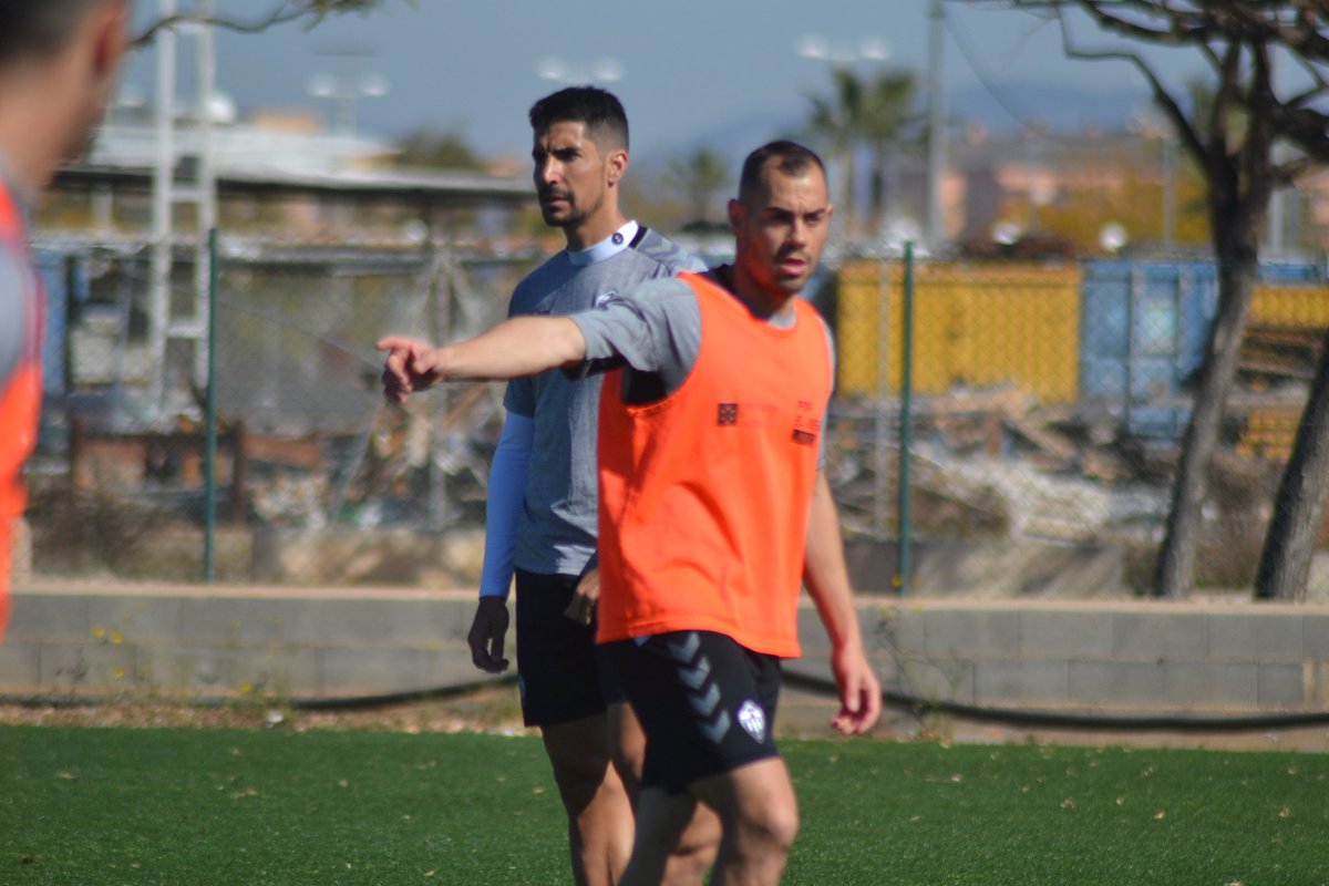 CDCastellon's tweet photo. ¡Buenos días afición! 🌞
Un resumen del entrenamiento de hoy en @MarinadOr
➡️ @JairoCG92 piensa en cómo marcar un gol mañana
➡️ @0scarCano pide ir a por todas
➡️ @cdiazm87 señala por dónde hacer daño al rival
➡️ @pableteroig quiere regresar al once
🏟 ¡Qué ganas de Castalia!
#PPO https://t.co/o4y2OfSsk1