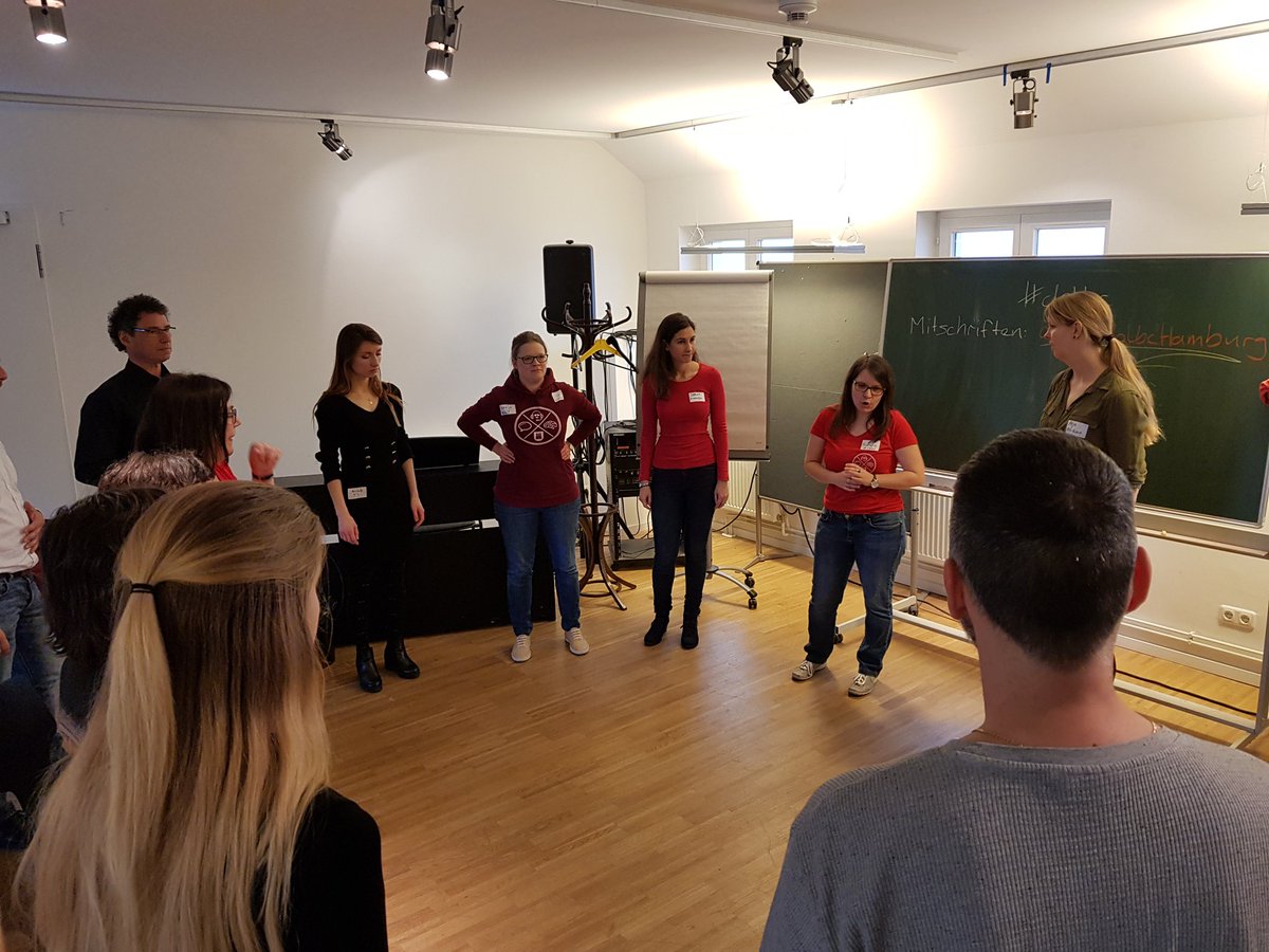 HaldifrauCH's tweet photo. Morgensport für Dolmetscherinnen: atmen und singen mit Michaela. #dolbc https://t.co/VNjeEo77OP