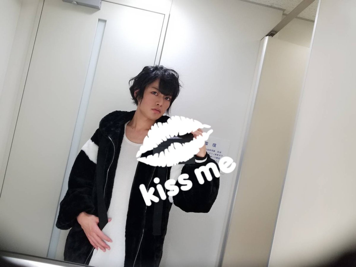 堀江瞬 ほりえしゅん あと今回 メイクさんとイケないことを企てる子供のような発想で 普段しない目元のメイクにも服に合わせてこだわってやって頂きました 分かるかな お洒落って難しいけどいつかもっと様になるような男になれるといいなあ