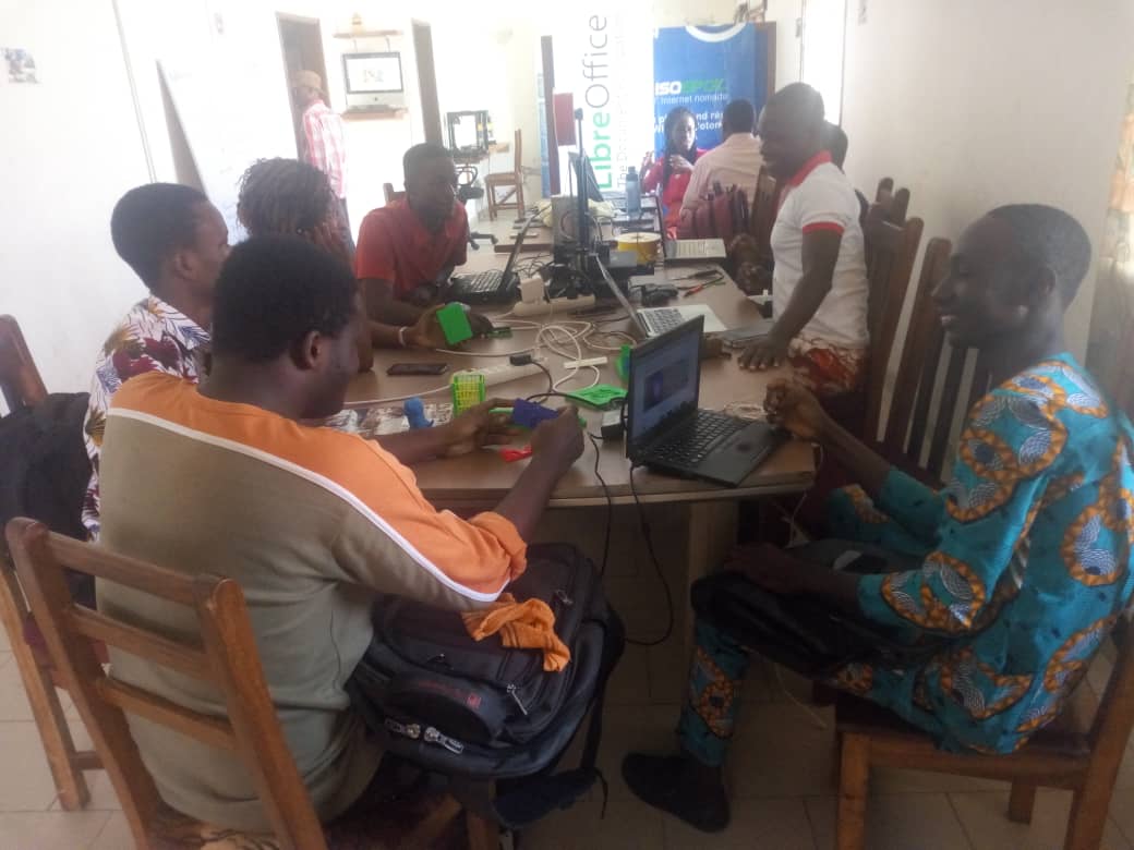 BLOLAB_BENIN's tweet photo. Premier #OpenLab actuellement en cours à @BLOLAB_BENIN autour de la culture #maker et des technologies de fabrication numérique. Nous échangeons sur le concept de #FabLab, les activités à venir et les modalités d'appartenance à cette communauté ouverte qu'est #BloLab. #MakeAfrica https://t.co/xqpHoOEsfz