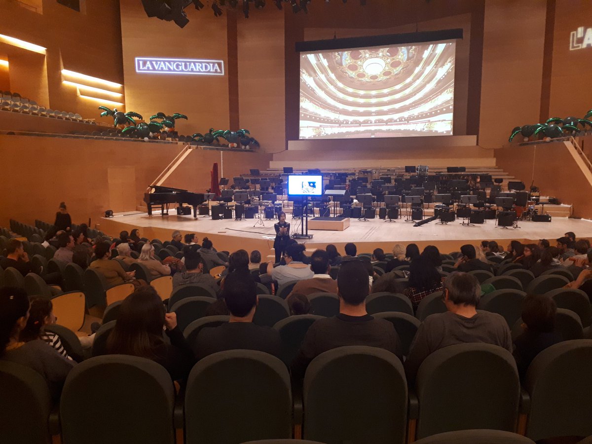 VioletaAmargant's tweet photo. Xerrada prèvia al concert #Maaambo! amb la @BandaBarcelona i la posada en escena de @_LaCubana. Preparem el concert a fons abans d'enlairar-nos cap a l'Amèrica Llatina! #enfamilia 🛫 https://t.co/a8ZlrG3JgU