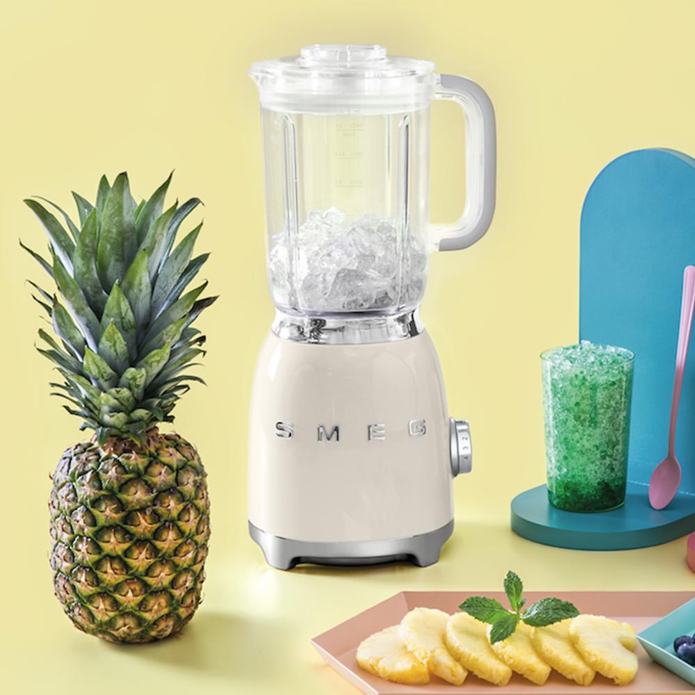 brands_direct's tweet photo. Creating healthy & delicious smoothies is easy with the #SMEG Blender: https://t.co/4alugtaw4k #brandsdirect #smeghomeware #smoothie #health https://t.co/dEg4cAHH1a