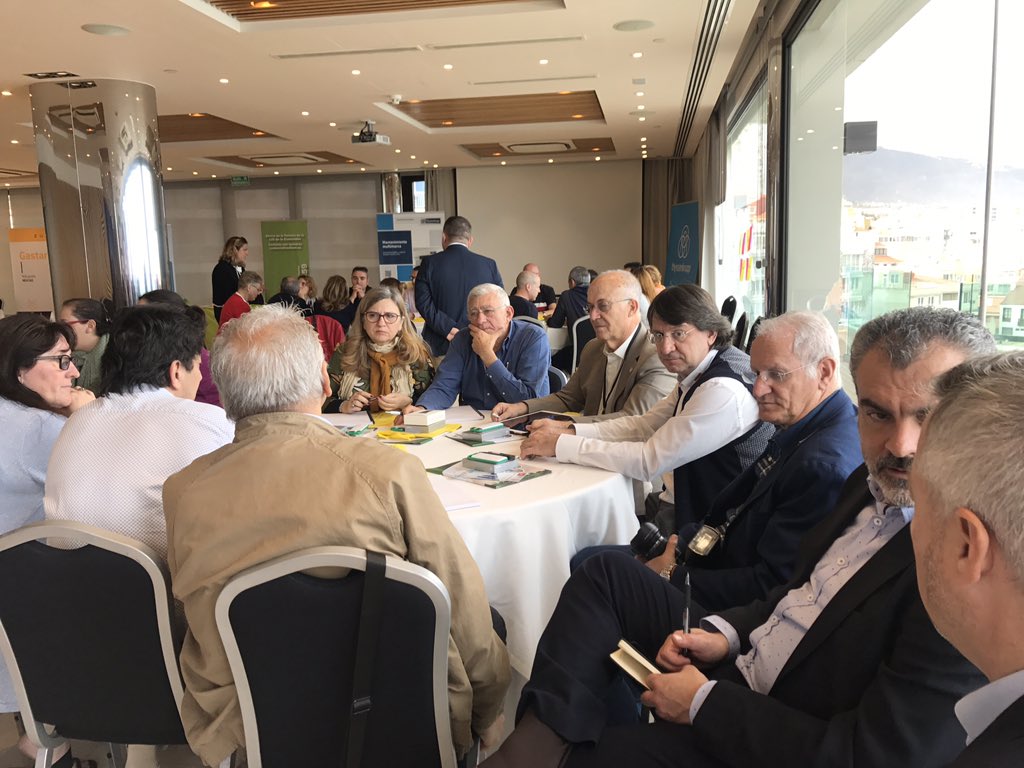 CAFTenerife's tweet photo. Los grupos de trabajo de la #SkyConference están que arden 🔥🔥🔥debatiendo y contando sus experiencias sobre felicidad del consumidor, precios, servicios que se prestan a la comunidad, blockchain....@skyconference @CoafaAlicante @CgcafeAaff https://t.co/pofU0edzk8