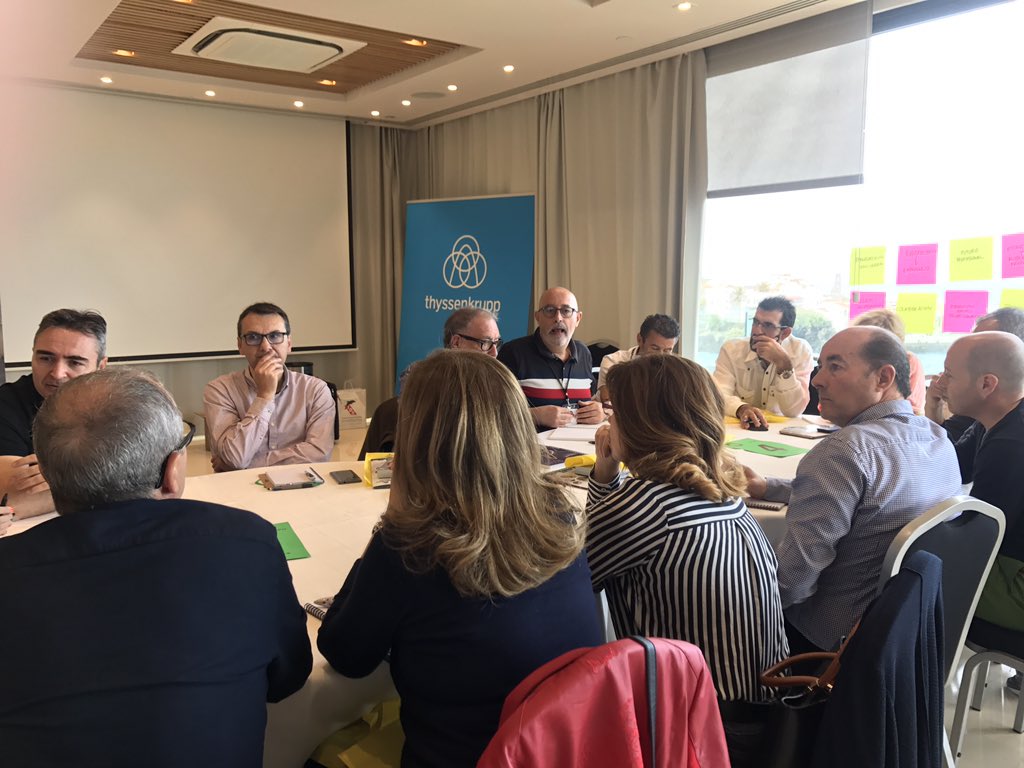 CAFTenerife's tweet photo. Los grupos de trabajo de la #SkyConference están que arden 🔥🔥🔥debatiendo y contando sus experiencias sobre felicidad del consumidor, precios, servicios que se prestan a la comunidad, blockchain....@skyconference @CoafaAlicante @CgcafeAaff https://t.co/pofU0edzk8