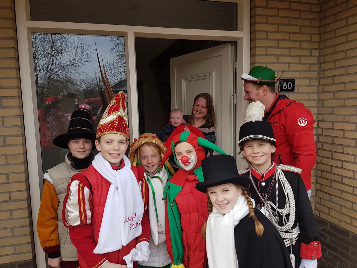 Nuuwke (ZIEKENBEZOEK RALDAL DOOR JEIGDGEVOLG) kek op Stichting Karnaval Steenbergen - sks-steenbergen.nl/?p=2795