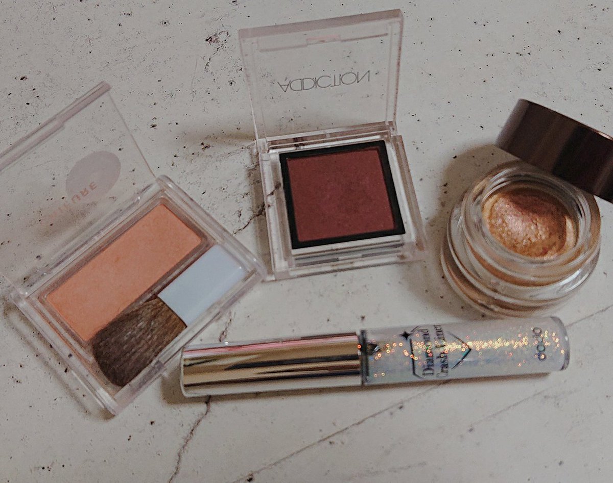 あおころ Na Twitteru ちふれ740ゴリゴリ にベースで囲んで 黒目上抜かして目頭目尻 下目尻にラマムーニア 黒目上にスフィンクス あ 粘膜にフーミーのoomphy そしてつーちゃん Tsubaki Stm がオススメしてたdodoラメライナーの私は02ゴールド を下 瞼 これが