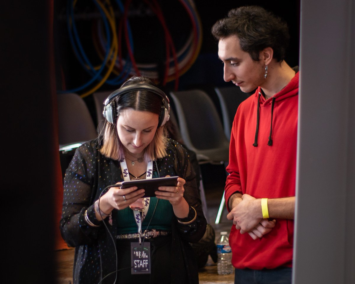 On reprend dans l'ordre et en rythme avec Albert+Zoé de chez <a href="/appeau_studio/">Appeau Studio</a>, "Albert+Zoe is an electro-fantasy narrative rhythm game about relationship building and the tragedy of choice", présenté par <a href="/Bettina_Kaz/">Betti Na</a>, <a href="/CawawaC/">Sacha Holsnyder</a>, <a href="/SimonStefanelli/">Simon St. 🇫🇷 🇵🇸</a> et Nathanaël 🎧👫