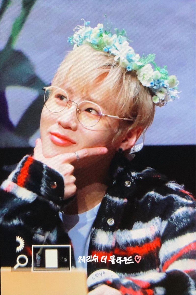 sengnotcute's tweet photo. 예셍 넘 프로답게 댕지니스중이십니다 모른척하구 지나가주새요 https://t.co/OPntlqsaR5