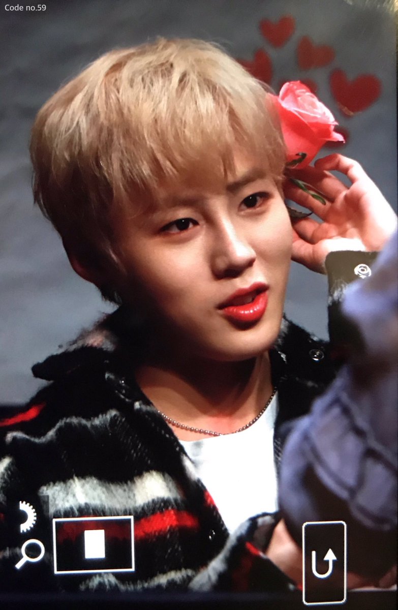 sengnotcute's tweet photo. 예셍 넘 프로답게 댕지니스중이십니다 모른척하구 지나가주새요 https://t.co/OPntlqsaR5