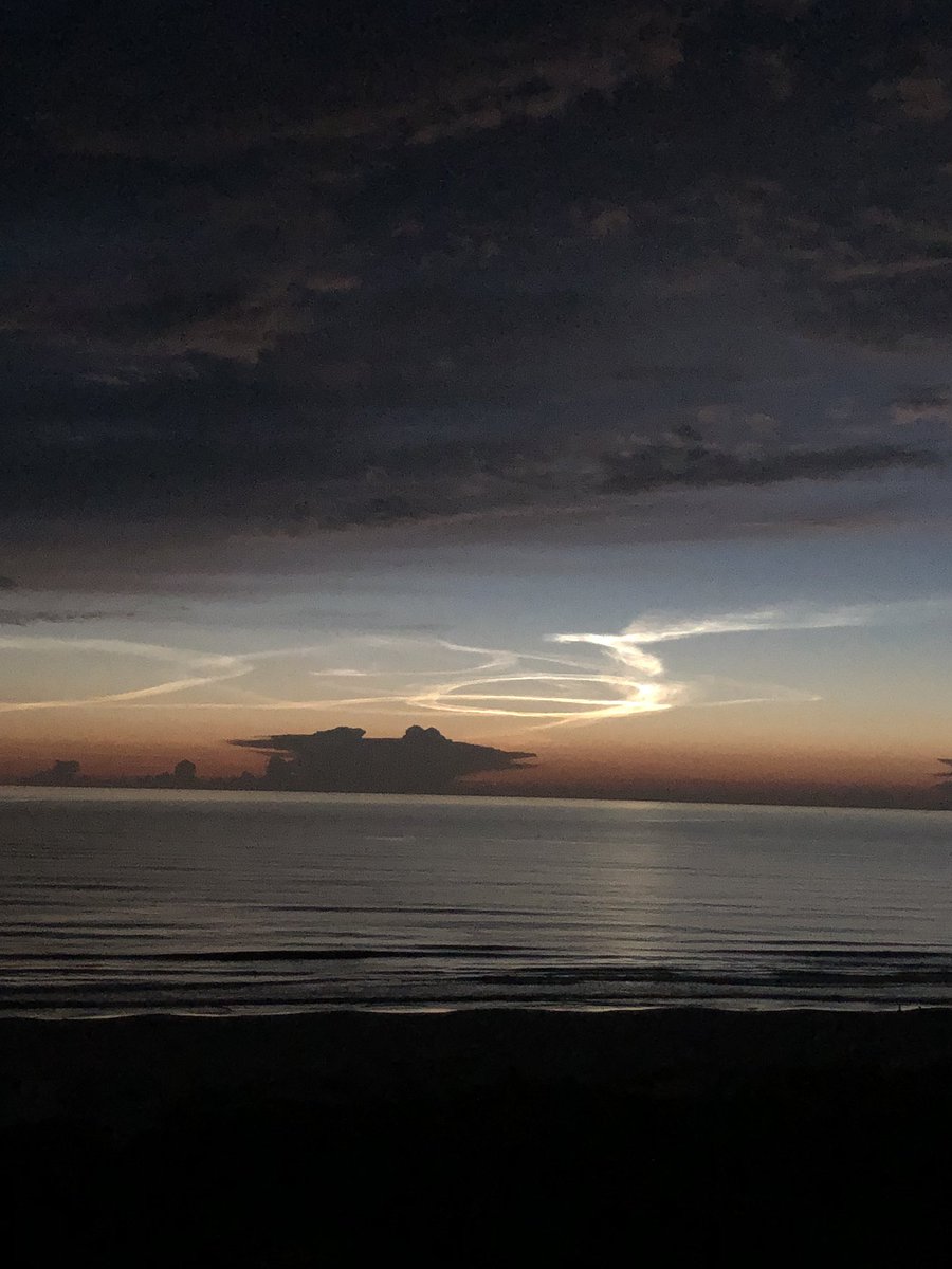 LizSTucker's tweet photo. Contrails from last nights #SpaceX launch. Beautiful. https://t.co/aWrxnAkb6R