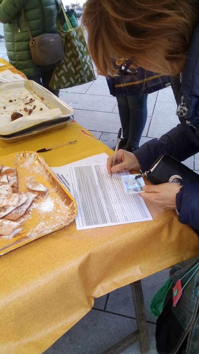 #stopcibofalso al mercato di <a href="/campagnamica/">Campagna Amica</a> #trieste continua la raccolta di firme a favore del cibo #vero