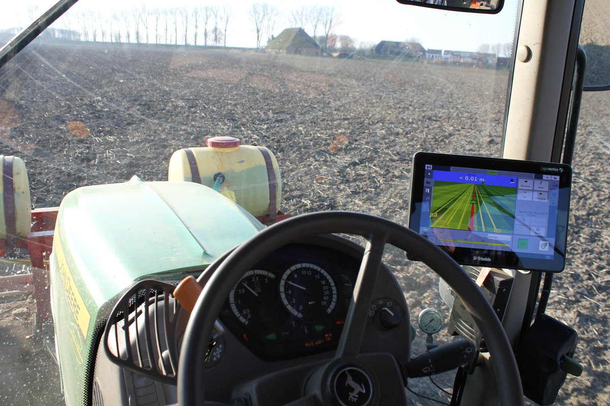 PatrickvdRiet's tweet photo. Afgelopen week #plantuien gepoot onder perfecte omstandigheden. 3 meter roterkopeg voorop. Later dichtrijden met 1,5 meter triltand voorop. #sturon #vantageagrometius #trimble https://t.co/Mb67XgU8yz