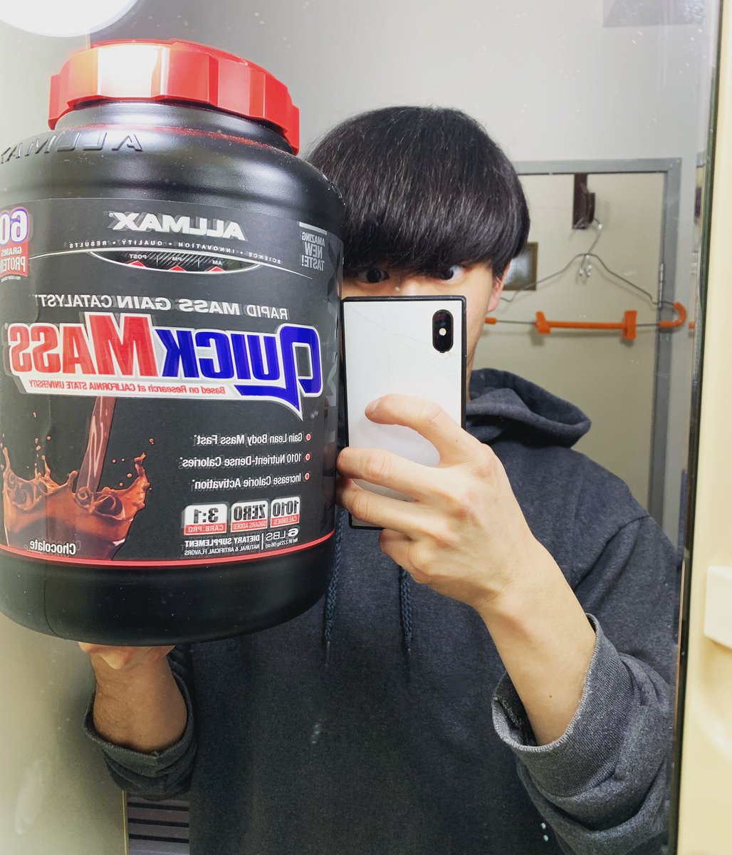 auuuuuuru1111's tweet photo. 1日に3000kcal近くを食事で摂るのが難しすぎるんで、さっきーに教えて貰ったアレを遂に買ってしまった...1食1010kcalのバケモンプロテイン.... #allmax #quickmass https://t.co/6gJXafFnLy