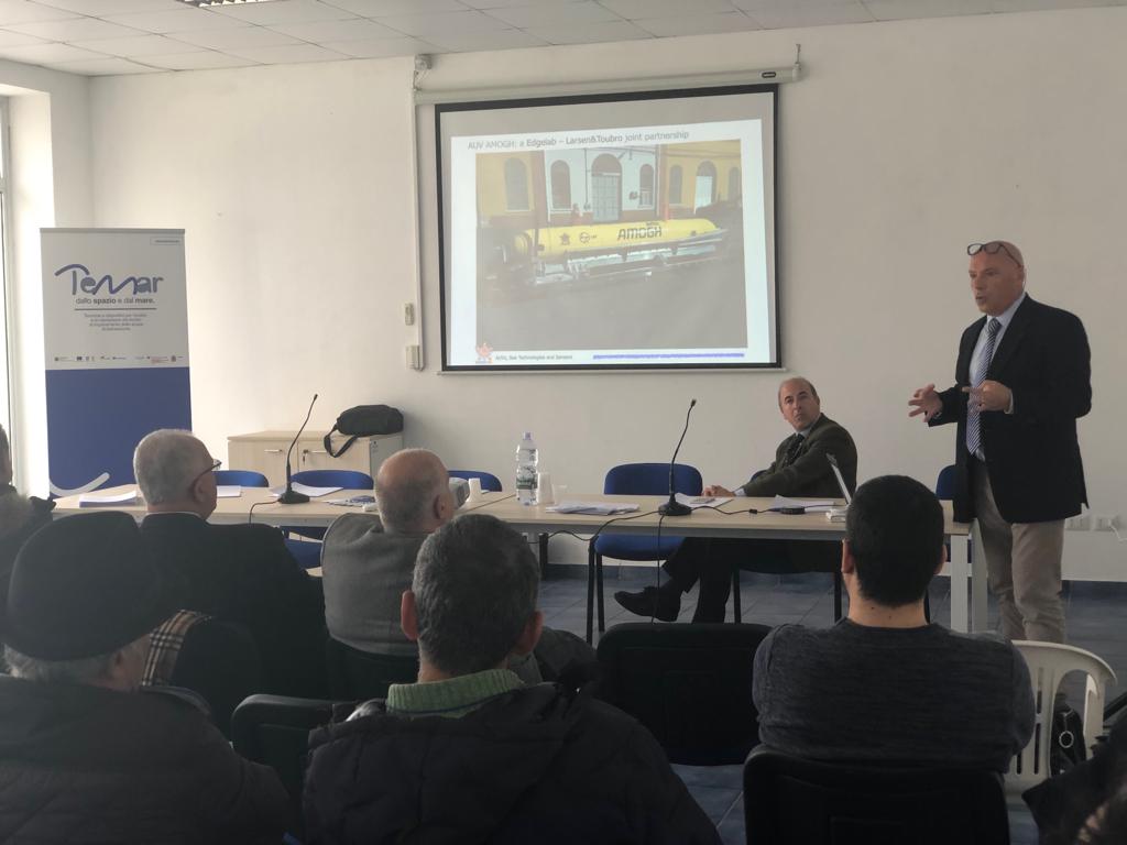ProgettoTemar's tweet photo. Dalle guerre sottomarine alle applicazioni scientifiche, dall'estensione dei campi di esplorazione alla raccolta di dati, @MicheleCocco_ racconta come il lavoro dei droni UAV di @edgelabsrl
#progettotemar https://t.co/ao82Ze3vkP