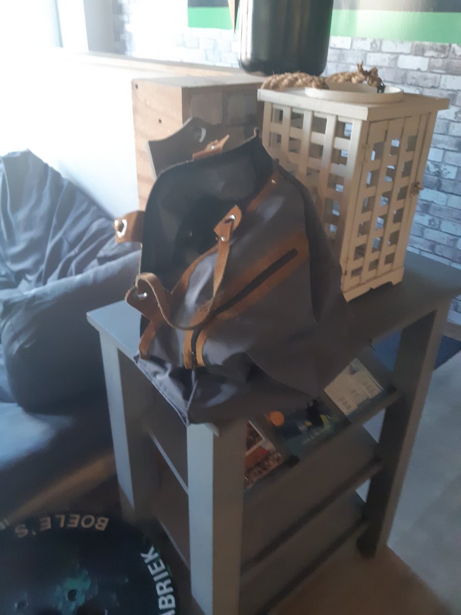 Iemand zijn tas kwijt? 
Gisteren bij ons laten liggen.