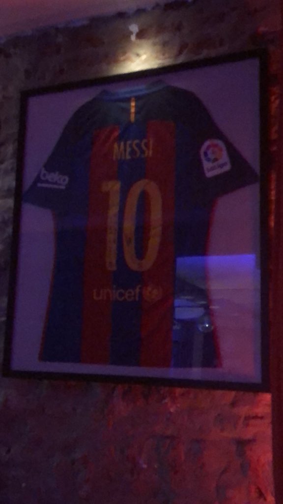 _FerGG's tweet photo. Ayer a la noche fui a cenar al bar de @vazqueznico . Que afortunado que sos Nico... tener de amigo al mas grande y encima estos dos tesoros... https://t.co/3kUre8IHmI