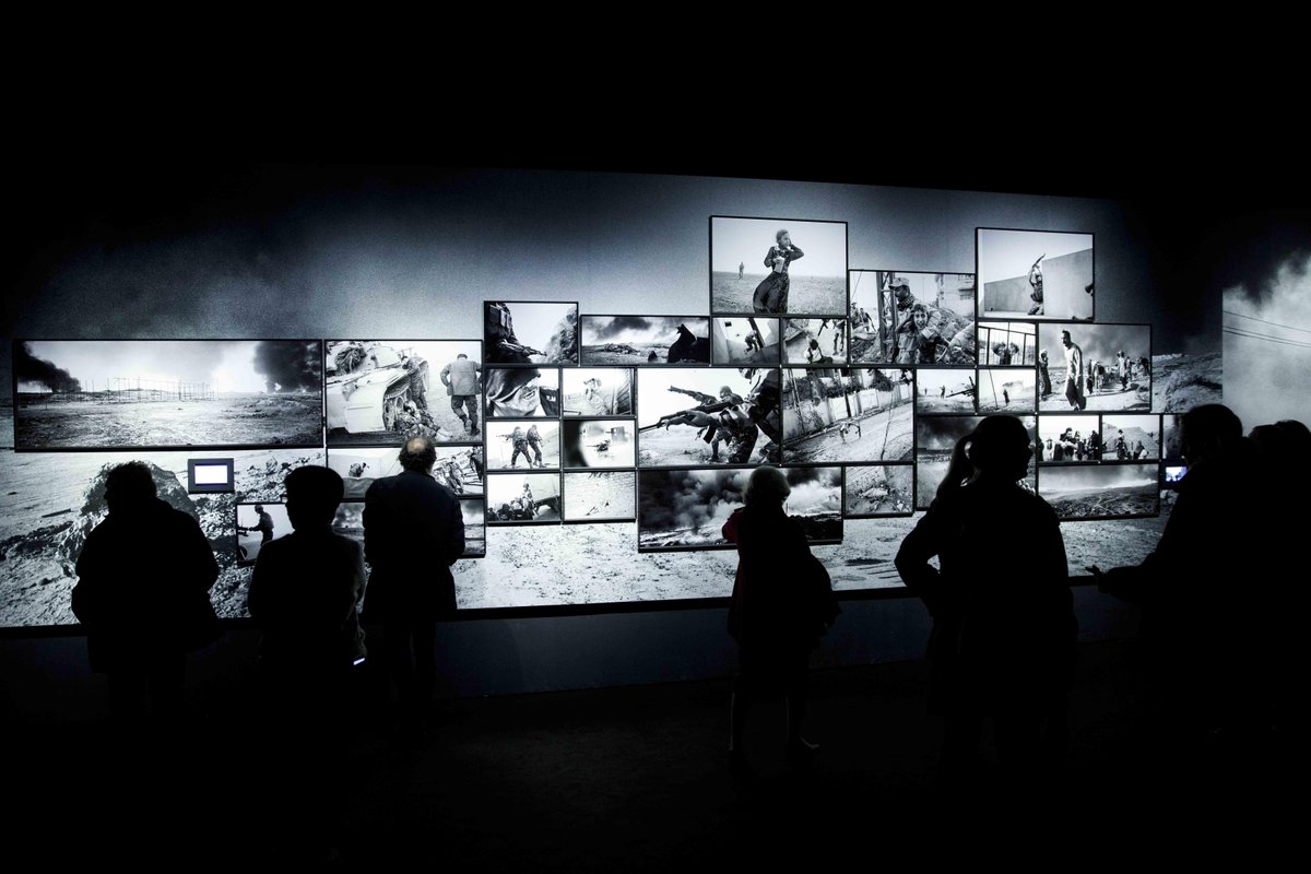 Museo_MAXXI's tweet photo. Dall'antologia #PaoloPellegrinExhibit dedicata al lavoro del grande fotografo all'irriverente #ZerocalcareAlMAXXI, passando per #LowFormExhibit, incentrata sul rapporto tra arte e intelligenza artificiale e tanto altro... Scopri le mostre in corso >>https://t.co/cojh4X5DzS https://t.co/ve41KxSvFD