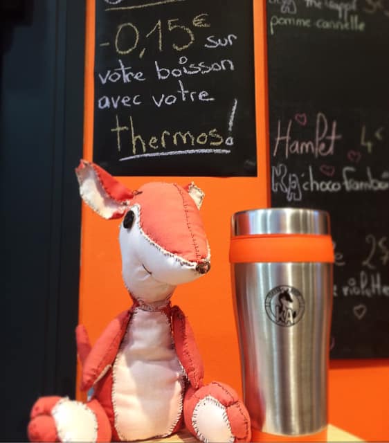CoffeeshopKA's tweet photo. Afin de réduire nos déchets, le #Volpa vouspropose en vente ses #mugs thermos #KACoffeeShop #SaintNazaire  ! 🥤
0,15€  de réduction si vous venez avec votre propre thermos ou avec celui ci!🦊☕️🍪
#zerodechet #réduistesdéchets https://t.co/An57V1oGTW