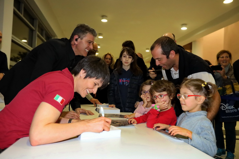 AstroSamantha's tweet photo. Grazie per la calorosa accoglienza a Modena alla presentazione di "Diario di un'apprendista astronauta" della settimana scorsa. 
E grazie agli organizzatori per un lavoro impeccabile! 
Qui, in fondo alla pagina, c'è un link al video dell'evento: 
https://t.co/kyioeAum5s https://t.co/HsfqJNn4uL