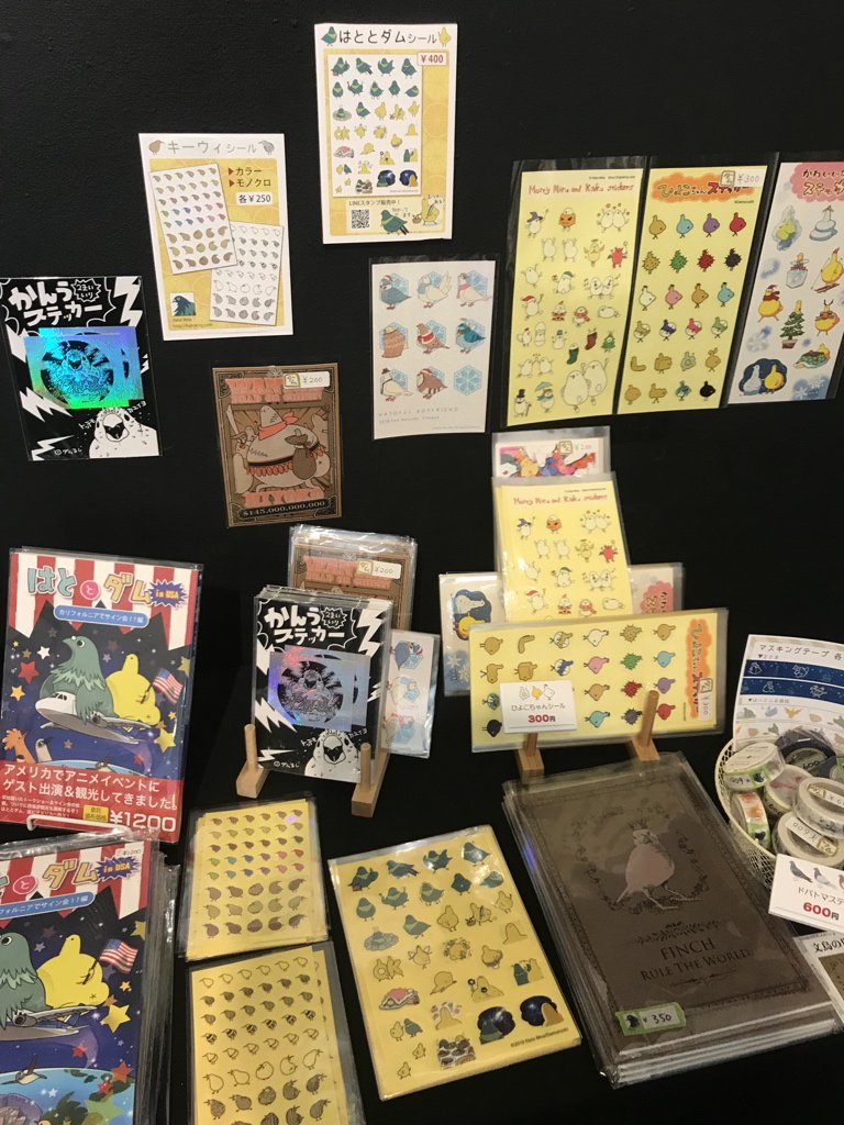 はととダムのブースは局地的に本屋状態。これまでに作った鳥アイテムも色々置かせて頂いてます。 