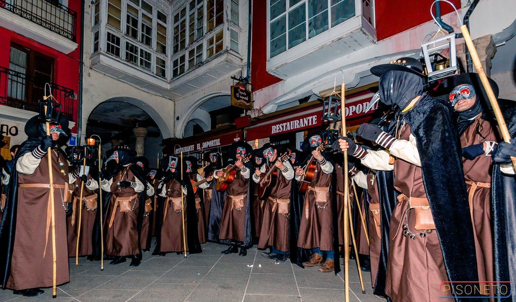 Ayer ya se pudo ver a la comparsa de la Peña Recreativa Castellana cantando sus coplillas por el centro de #Burgos. Esta tarde vuelven y el domingo, a las 13.30, cantan en la puerta del Sarmental de la Catedral.