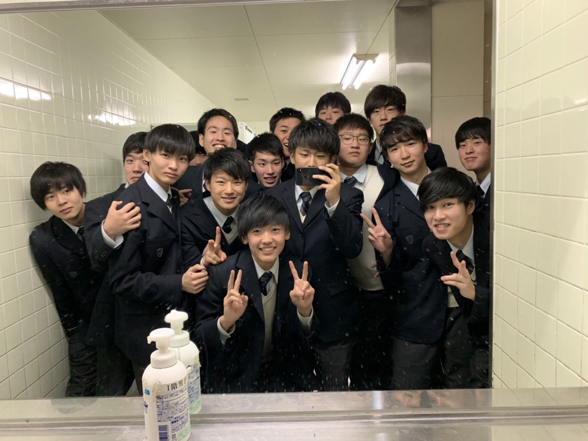 rick__1013's tweet photo. 昨日卒業しました！
3年間みんなありがとう！
ほんと楽しかった！
卒アルは部活引退してから作成してほしかったよねよね https://t.co/4sI3oiGIOZ