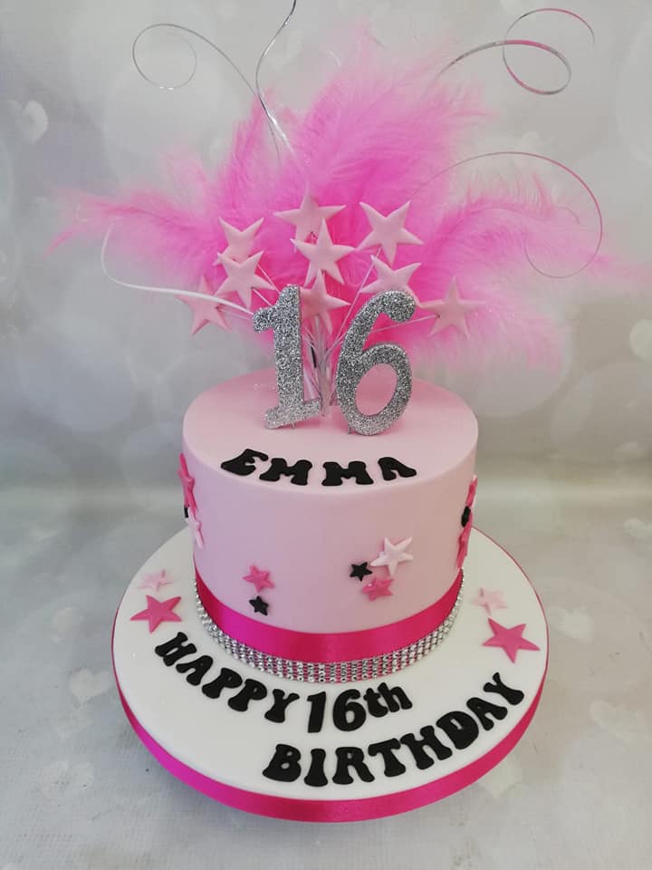ACake4You's tweet photo. 3 girls cakes from a few weeks ago #cake #cakedecorating https://t.co/QmBhmdDQx2