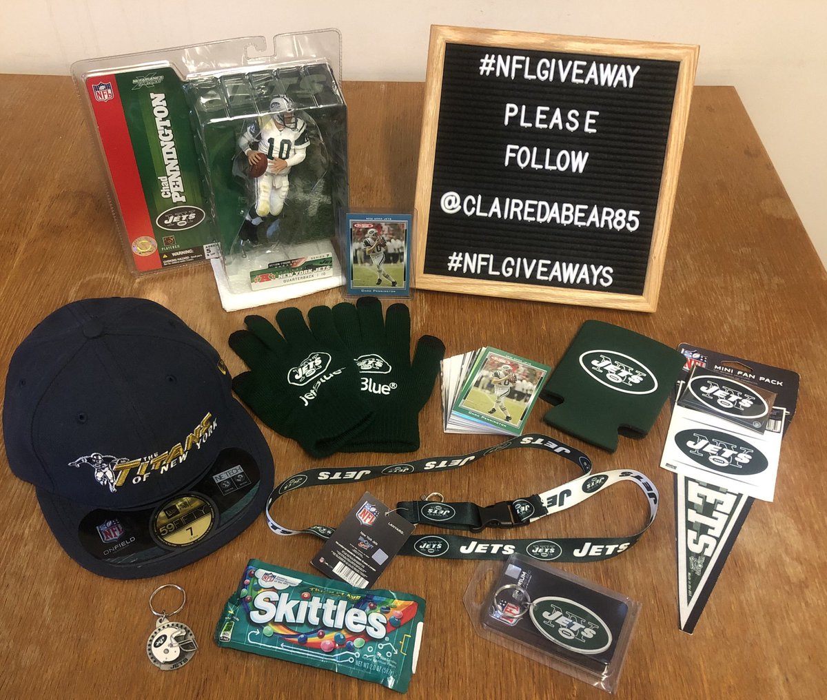 #JETS #NFLGIVEAWAY This #prize includes Jets &amp; Titans of #NewYork #SWAG For a chance 2 #win this cracking prize bundle u MUST follow <a href="/clairedabear85/">Claire Da Bear</a> &amp; RT this link. This #Giveaway will run till 15/3 Open 2 ALL #NFL fans globally No matter where u live or what #NFL team u support