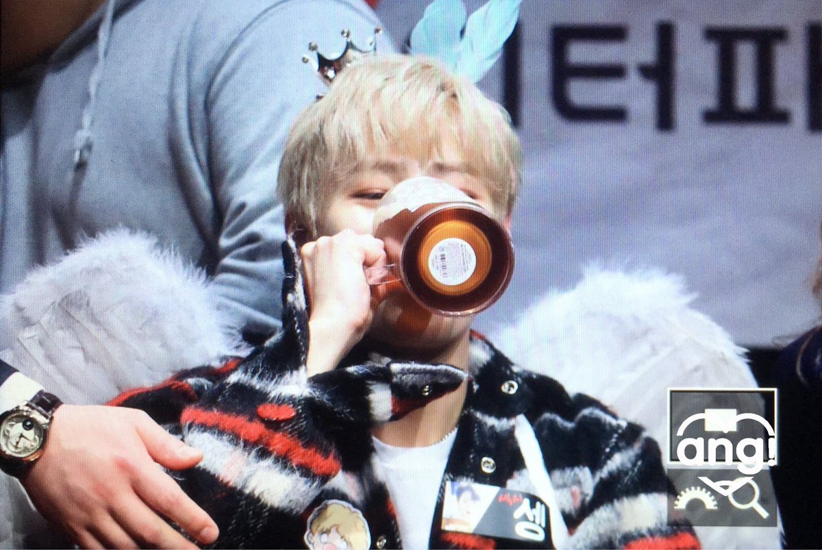 sengnotcute's tweet photo. 빨랑 퇴근하구 한잔해! https://t.co/fpU5StfwDa