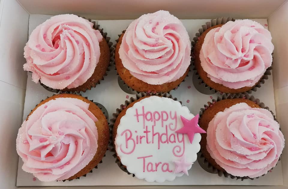 ACake4You's tweet photo. cake and cup cakes from a couple of weeks ago #cake #cupcakes #pawpatrol https://t.co/yVIhb1M0xj