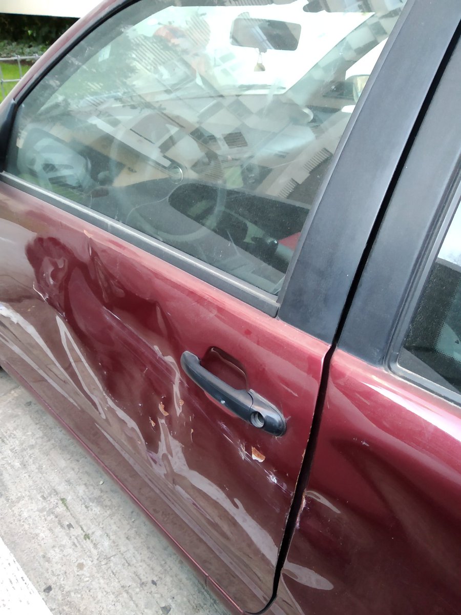 mantranoexisto's tweet photo. Coche abandonado en Avda. El Ferrol 24. Está abierto. @Lineamadrid https://t.co/TUkqxYbn27