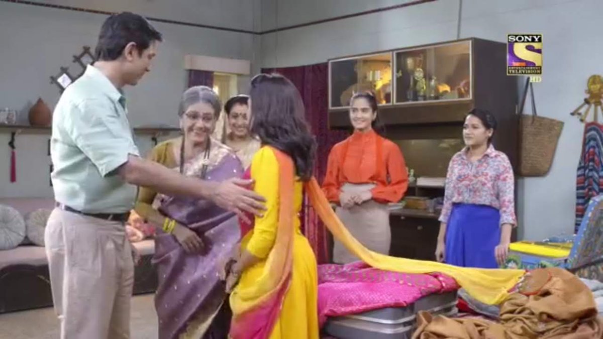 PACKING STUFF, NAH MEMORIES!Packing clothes is easy but packing memories of past 20 years tough, can't decide what's worth taking & what to leave behind cos every moment is a memory embedded. The 1st time it hit her of many separations for one union #YehUnDinonKiBaatHai