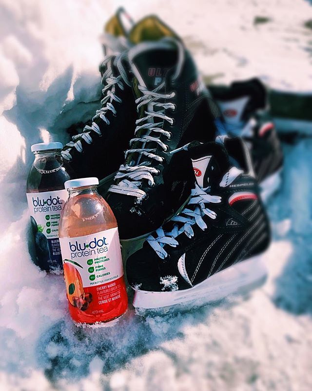bludottea's tweet photo. Playing an hour of hockey can burn over 700 calories - if you’re planning on a game of shinny today, make sure to #refuel and #supportyourgoals with a protein-packed Blu-Dot available in 5 refreshing flavours! #ipreview via @preview.app https://t.co/EL0jlHojxO https://t.co/ESpxlkYIEm