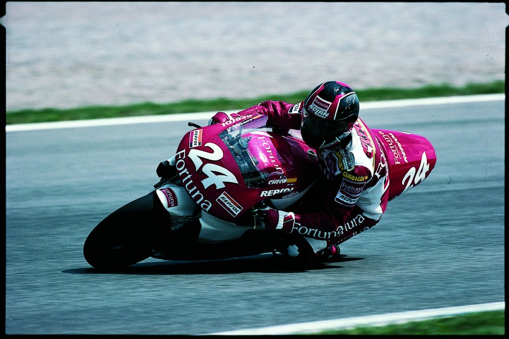 "Lidiar con el Toro en Cataluña" ➡️ motosan.es/vintage/lidiar… ⬅️ Ahora que <a href="/CarlosCheca7/">Carlos Checa Carrera</a> va a comentar el Mundial de MotoGP, queremos traeros este recuerdo de <a href="/JesSanSan/">JESUS SANCHEZ SANTOS</a> en <a href="/Motosan_es/">MOTOSAN.ES</a>... ¡Donde Checa era casi imparable! #500cc