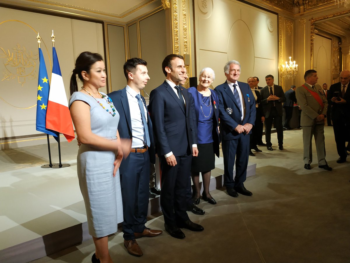 Mde_CIED_Rennes's tweet photo. Un engagement de toute une vie salué et honoré 🇪🇺

Jeanne-Francoise HUTIN, Présidente fondatrice @Mde_CIED_Rennes reçoit du Président de la République @EmmanuelMacron ses insignes d'officier de la légion d'honneur au côté de 4 autres personnalités incarnant courage et abnégation https://t.co/ZslZ8bceeE