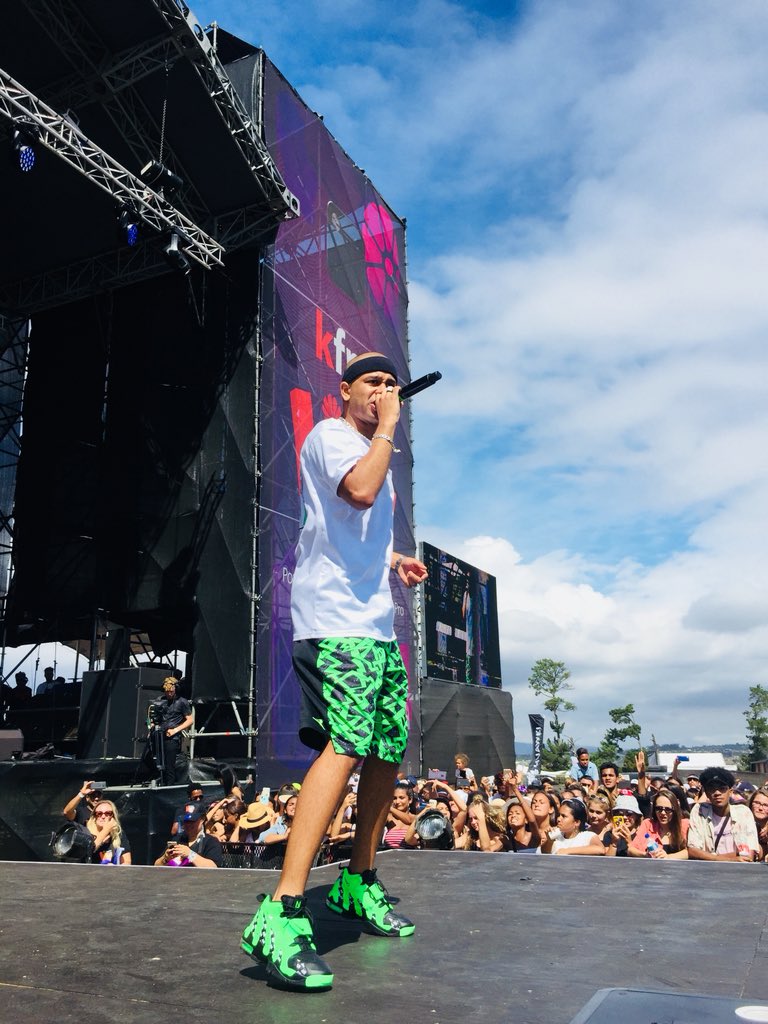 supersonicfibre's tweet photo. Hats off for @YoungstaCpt! Post your favourite artist’s performance with our #LimitlessInternet! #WeGotU connect to #supersonic WiFi for FREE and share your excitement with your followers! @mtnza #LimitlessMusic #HuaweiKDay @KFMza @HuaweiZA @meerendalwine https://t.co/j67L838ben
