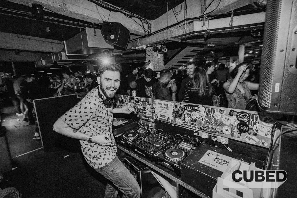 Tonight we have <a href="/1990_sound/">Nineteen Ninety</a> flying the <a href="/ChaseTheCompass/">Chase The Compass</a> flag for our <a href="/CubedClub/">CUBED</a> pals at <a href="/_QueenOfHoxton_/">Queen of Hoxton</a> 🙌🏼🕺