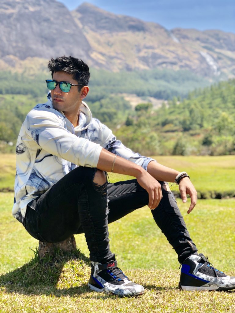 VSood12's tweet photo. Day 1 of #roadiesrealheroes as the #roadiesinsider !! @MTVRoadies @MTVIndia https://t.co/IYsfsXUK8m