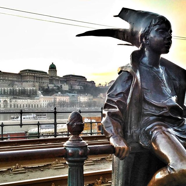 FalarDeViagens's tweet photo. Uma das minhas estatuas favoritas em Budapeste
.
#budapeste #budapester #budapestexperience #budapesteparabrasileiros #budapestessentials #budapesthungary #budapestagram #budapest #budapestgram #visitbudapest #chainbridge #falardeviagens #blpm https://t.co/9JQhIak0GD https://t.co/dKn4CnHKpG