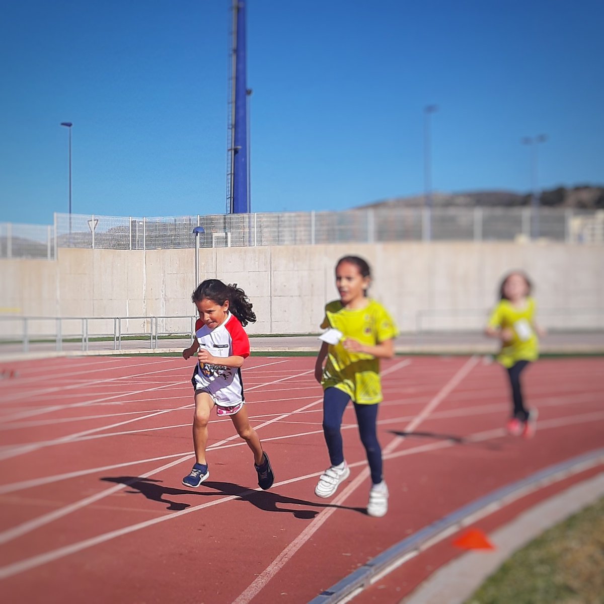 AmayaSanfabio's tweet photo. Estupenda mañana deportiva de convivencia para peques entre equipos de triatlón de Castellón. Nosotros ya que estábamos por aquí, hemos aprovechado y nuestra peque ha participado en 50m, 500m y relevos ¡Gracias al equipo #tritrail y a Dolores Peñarrocha por la organización! https://t.co/KXQ1h42mXS