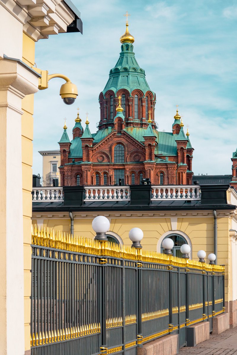 Uspenskin katedraali + Presidentinlinna unite 🕌 #uspenskinkatedraali #presidentinlinna #helsinki #lumixg9 #panasonic425mmf12