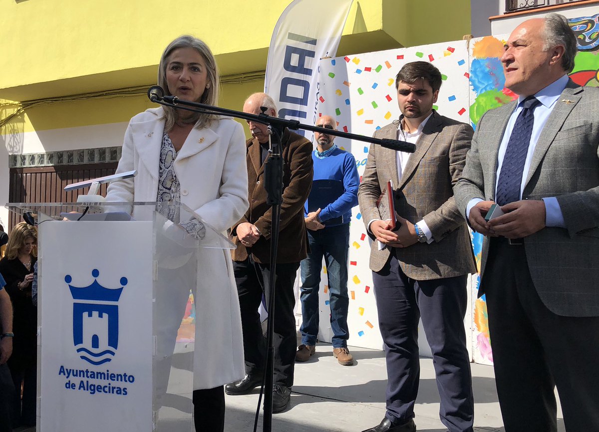 Patricia_Pozo_'s tweet photo. El Carnaval es un tiempo para la libertad y una manifestación única de cultura popular. Hoy lo he comprobado con emoción en #Algeciras, donde la Peña San Isidro me ha impuesto su Ortiga de Oro tras el gran pregón de José Manuel González-Rebolo. https://t.co/1GjnsJv56i