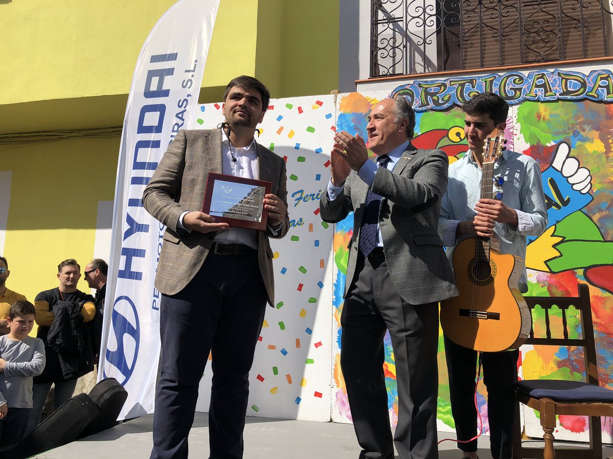 Patricia_Pozo_'s tweet photo. El Carnaval es un tiempo para la libertad y una manifestación única de cultura popular. Hoy lo he comprobado con emoción en #Algeciras, donde la Peña San Isidro me ha impuesto su Ortiga de Oro tras el gran pregón de José Manuel González-Rebolo. https://t.co/1GjnsJv56i