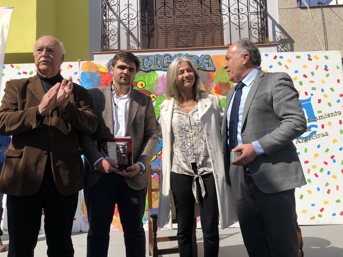 Patricia_Pozo_'s tweet photo. El Carnaval es un tiempo para la libertad y una manifestación única de cultura popular. Hoy lo he comprobado con emoción en #Algeciras, donde la Peña San Isidro me ha impuesto su Ortiga de Oro tras el gran pregón de José Manuel González-Rebolo. https://t.co/1GjnsJv56i