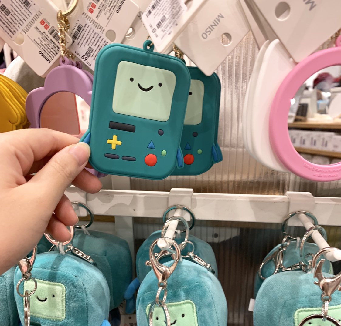 BubblesxMakeup's tweet photo. ขออีกซักทวีต คือหวีดมากกกก Miniso x Adventure Time น่ารักมาก น่ารักทุกสิ่งและไม่แพงอะ มีทุกอย่างตั้งแต่หมอน ตุ๊กตา กระจก พวงกุญแจ ยันช้อนส้อม อะไรไม่รู้กุ๊กกิ๊กมาก อยากได้ทุกอย่าง😭💙💚💛 https://t.co/gRpixokaCv