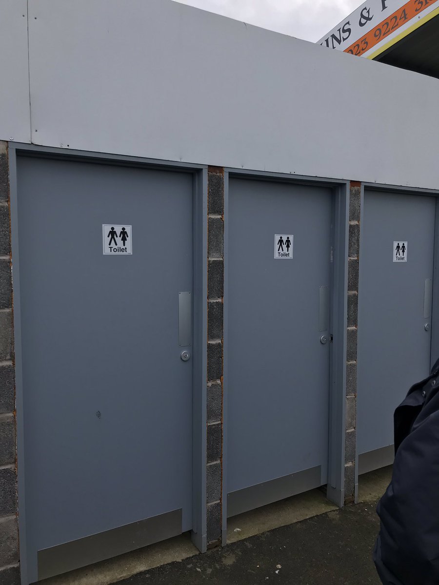DerryKris's tweet photo. 3 toilets for 7-800 Os fans is not going to end well. Take the toilet in the pub Os #lofc #wishihad https://t.co/iuiHH7Dfr4