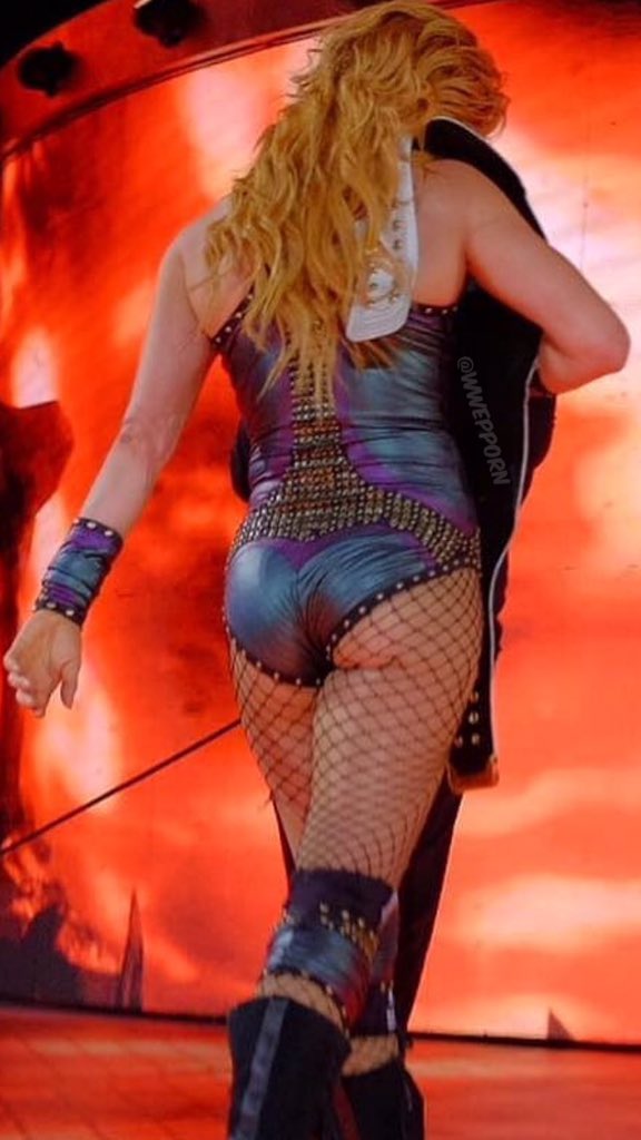 WWEPPorn™ on X: Becky Lynch getting ready🔥 #Raw #WrestleMania