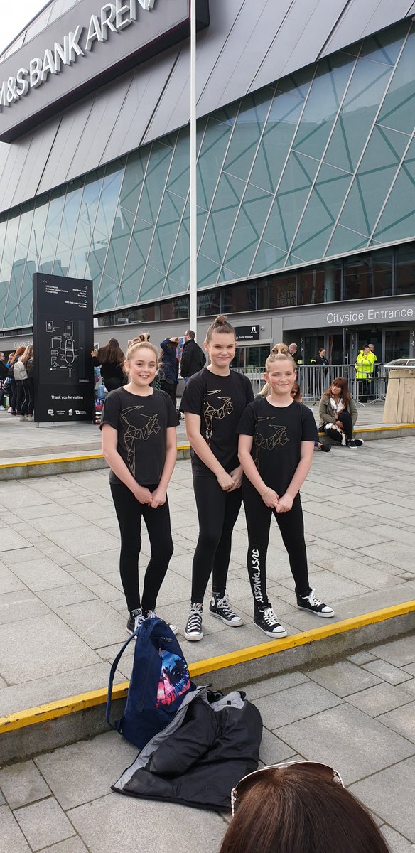 Go chloe, sophie &amp; Becs and the rest of  G-Stars . Thats showbiz 2019. #thatsshowbizuk